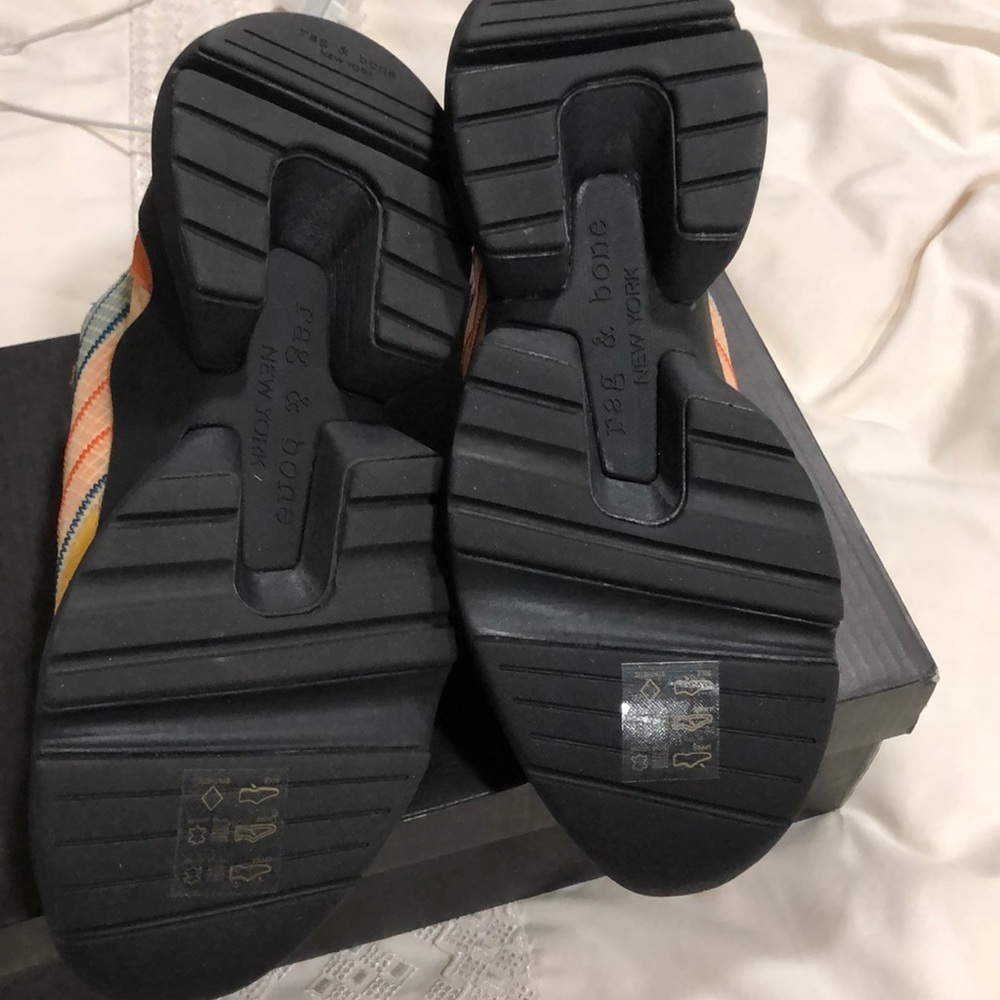 Sneaker - Picture 3 of 6